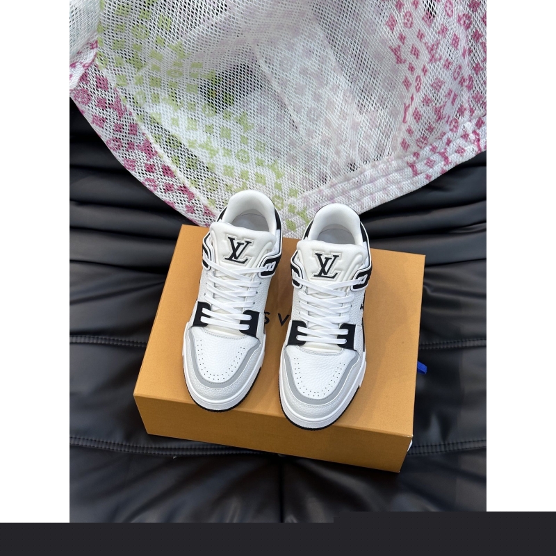 l**is V*t*n sneakers